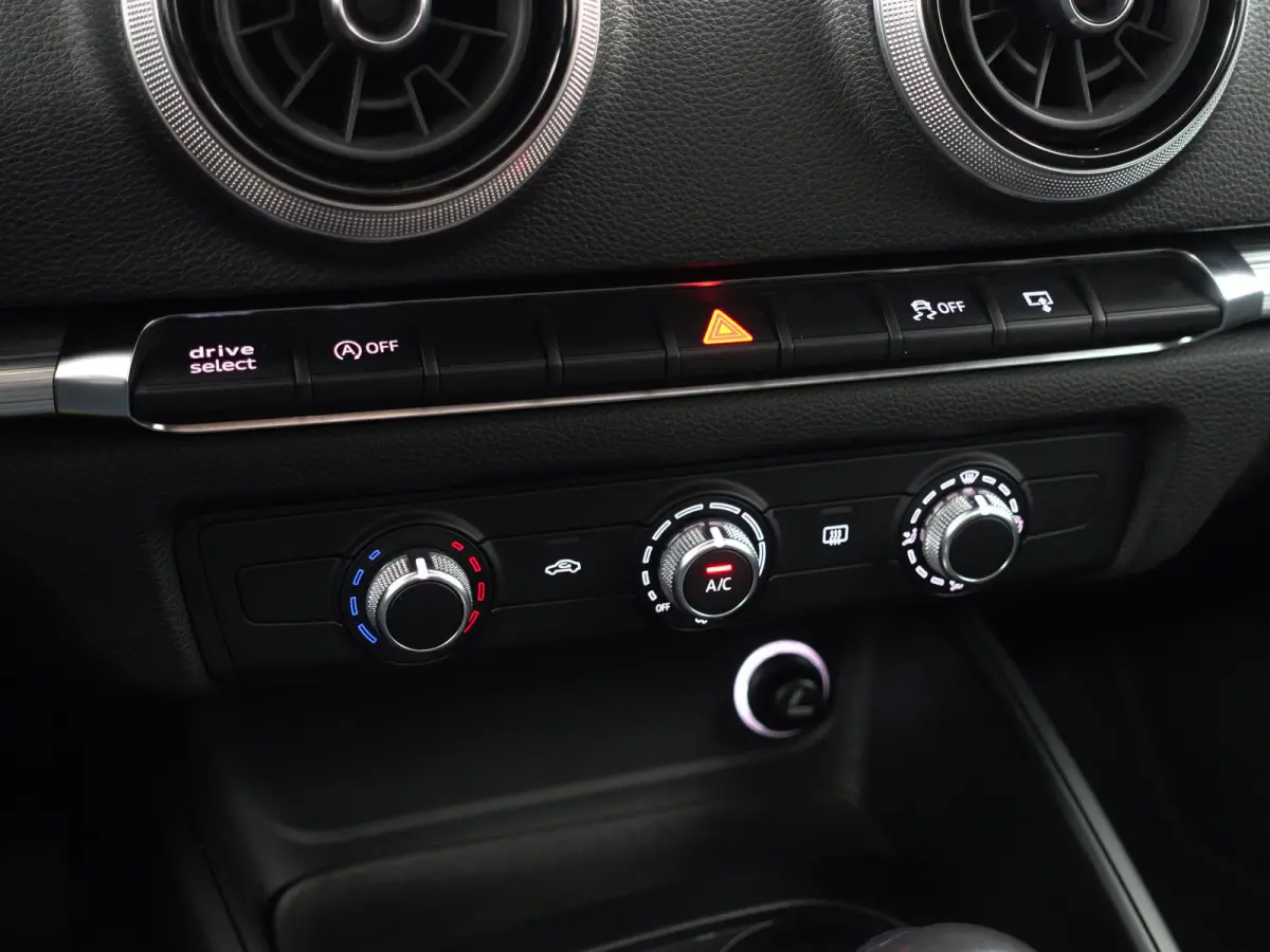 1.0 TFSI S Line Aut- Panoramadak, Xenon led, Black optic, Dynamic select, Sport Interieur