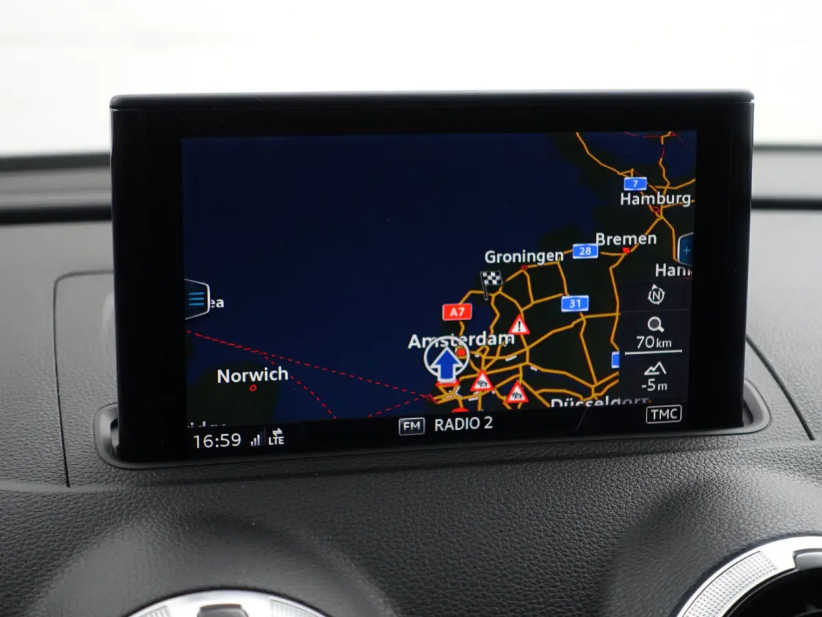 1.0 TFSI S Line Aut- Panoramadak, Xenon led, Black optic, Dynamic select, Sport Interieur