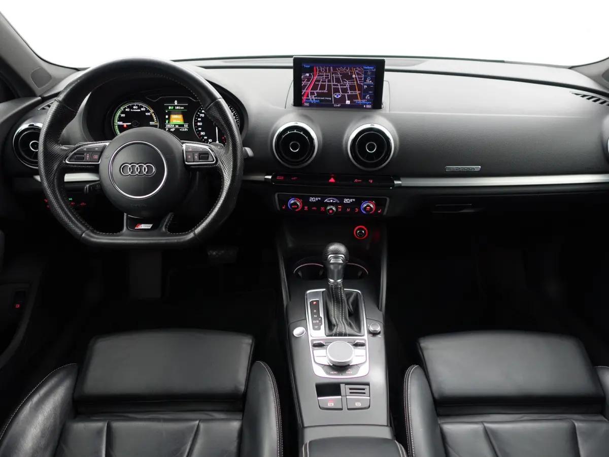 1.4 e-tron S Competition Aut- RS Interieur, Panoramadak, Sfeerverlichting, Xenon Led, Keyless, Standkachel