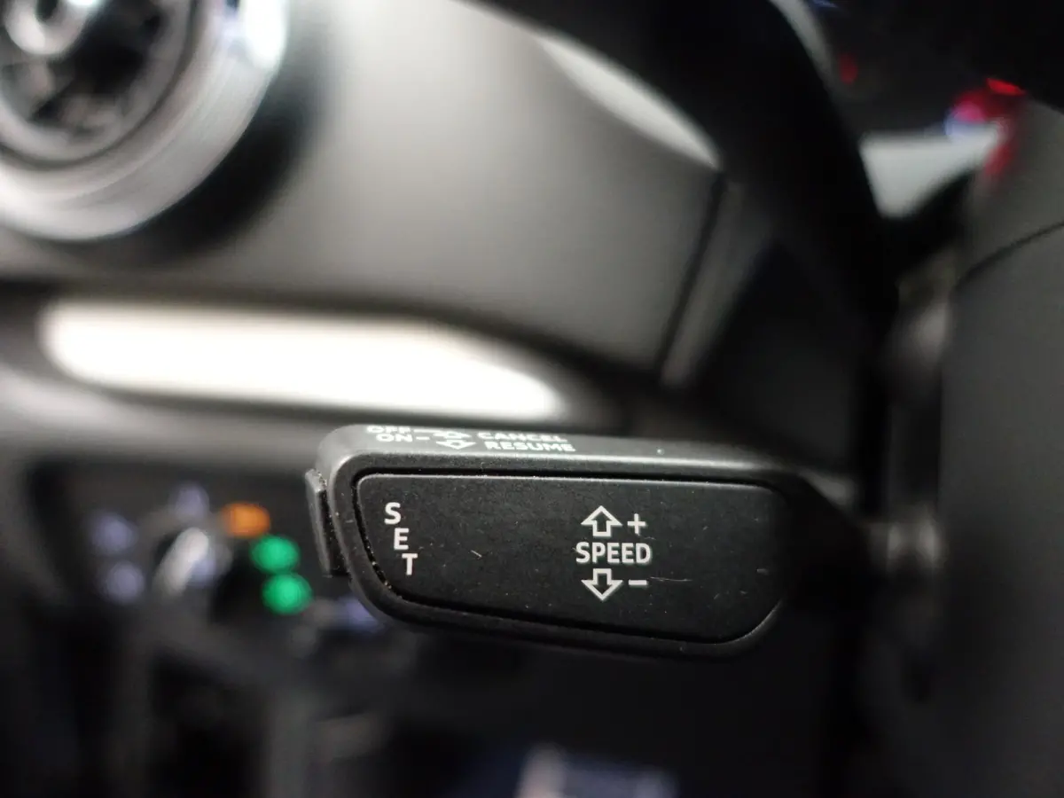1.0 TFSI S line- Sport Leder, Xenon Led, Clima, Navi, Cruise, Dynamic Select