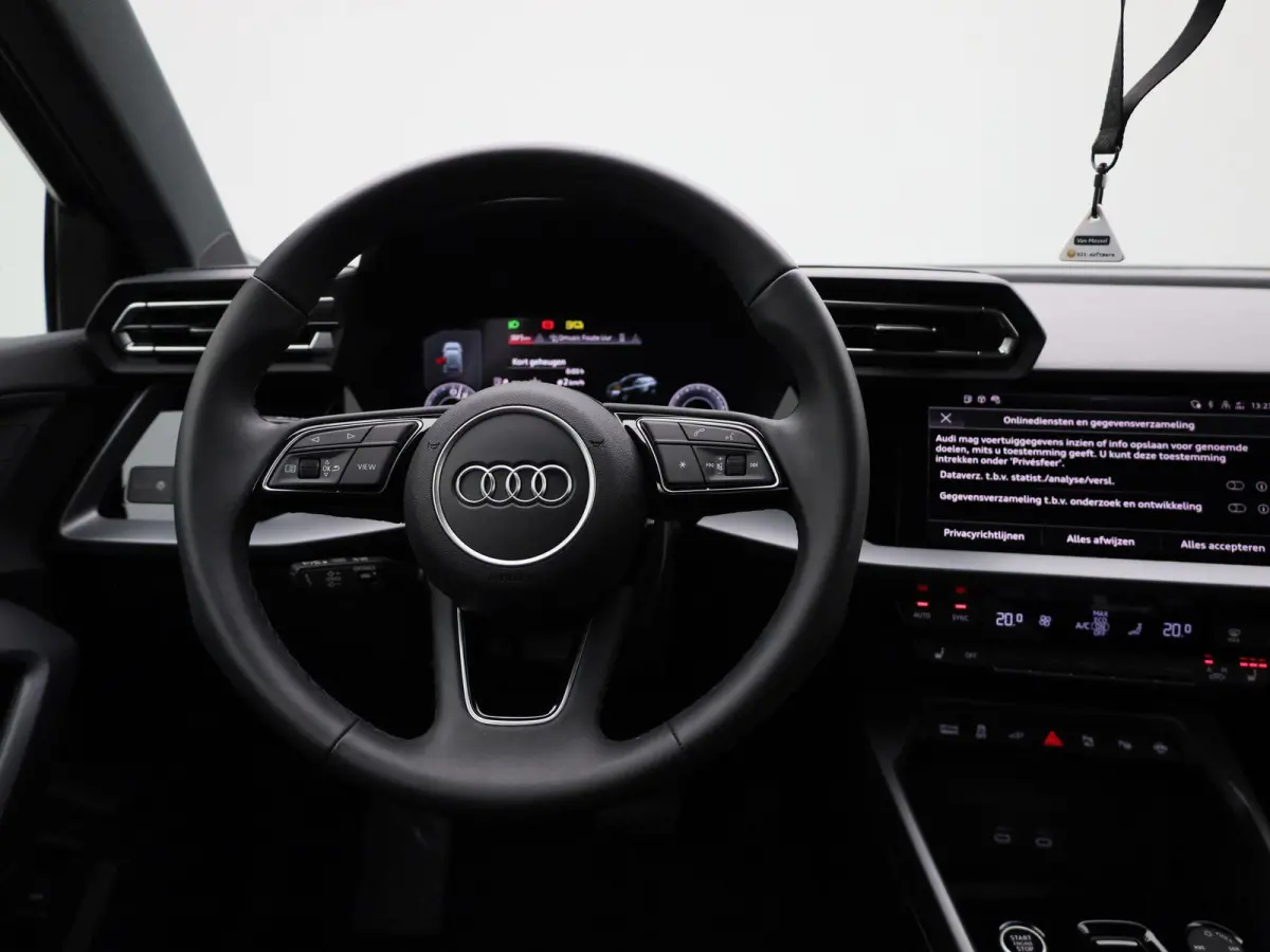 40 TFSI e Advanced edition 204 PK l Adaptive cruise control l Achteruitrijcamera l Stoelverwarming l Climate Control l Navigatie l Apple Carplay / Android Auto l Elektr. instel. bestuurd.sto