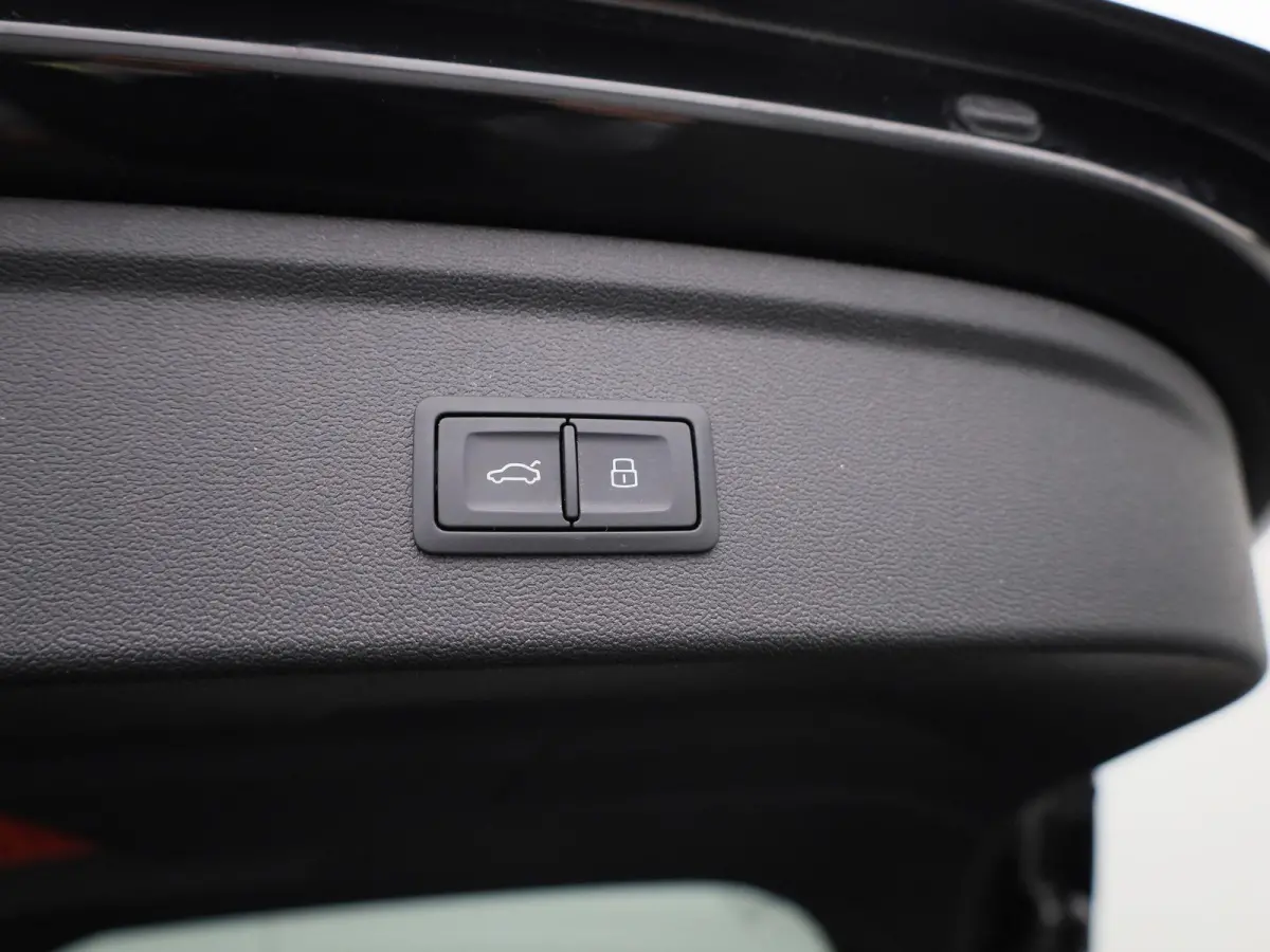 40 TFSI e Advanced edition 204 PK l Adaptive cruise control l Achteruitrijcamera l Stoelverwarming l Climate Control l Navigatie l Apple Carplay / Android Auto l Elektr. instel. bestuurd.sto