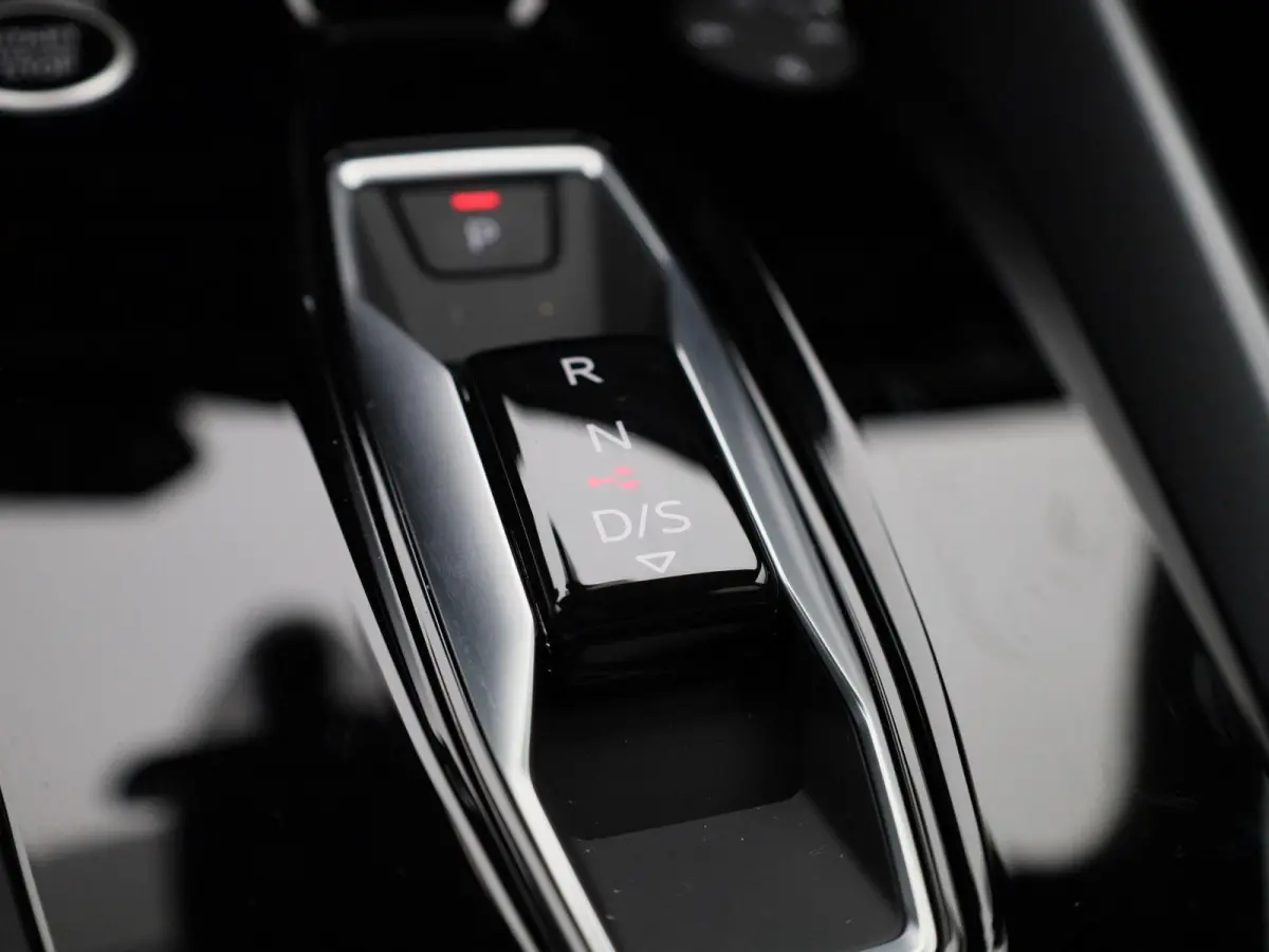 40 TFSI e Advanced edition 204 PK l Adaptive cruise control l Achteruitrijcamera l Stoelverwarming l Climate Control l Navigatie l Apple Carplay / Android Auto l Elektr. instel. bestuurd.sto