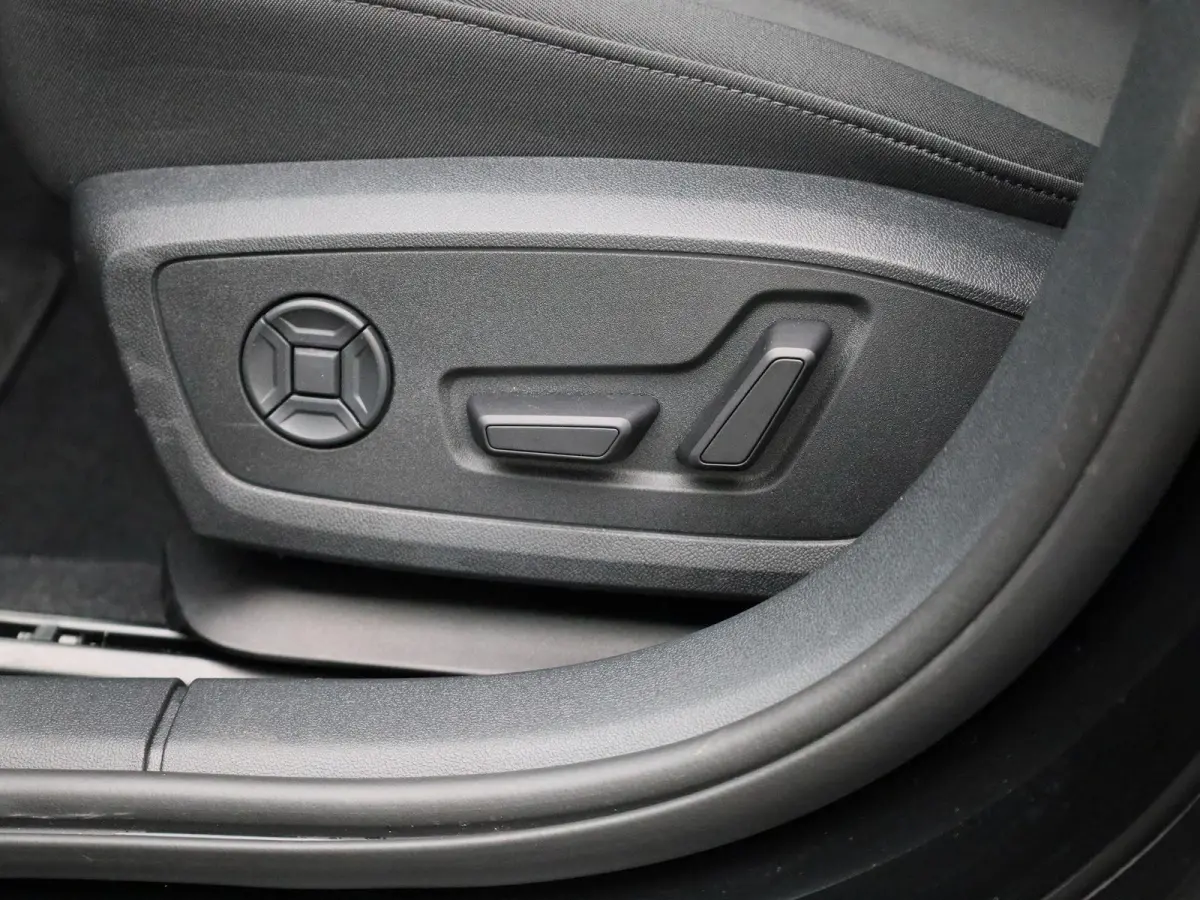 40 TFSI e Advanced edition 204 PK l Adaptive cruise control l Achteruitrijcamera l Stoelverwarming l Climate Control l Navigatie l Apple Carplay / Android Auto l Elektr. instel. bestuurd.sto