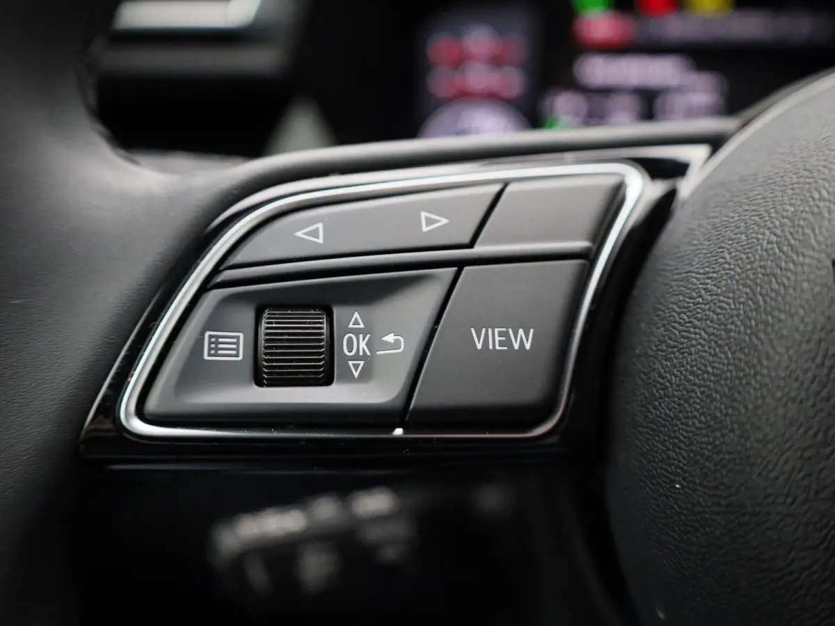 40 TFSI e Advanced edition 204 PK l Adaptive cruise control l Achteruitrijcamera l Stoelverwarming l Climate Control l Navigatie l Apple Carplay / Android Auto l Elektr. instel. bestuurd.sto