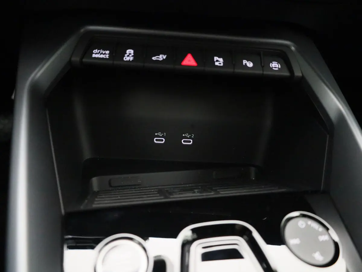 40 TFSI e Advanced edition 204 PK l Adaptive cruise control l Achteruitrijcamera l Stoelverwarming l Climate Control l Navigatie l Apple Carplay / Android Auto l Elektr. instel. bestuurd.sto