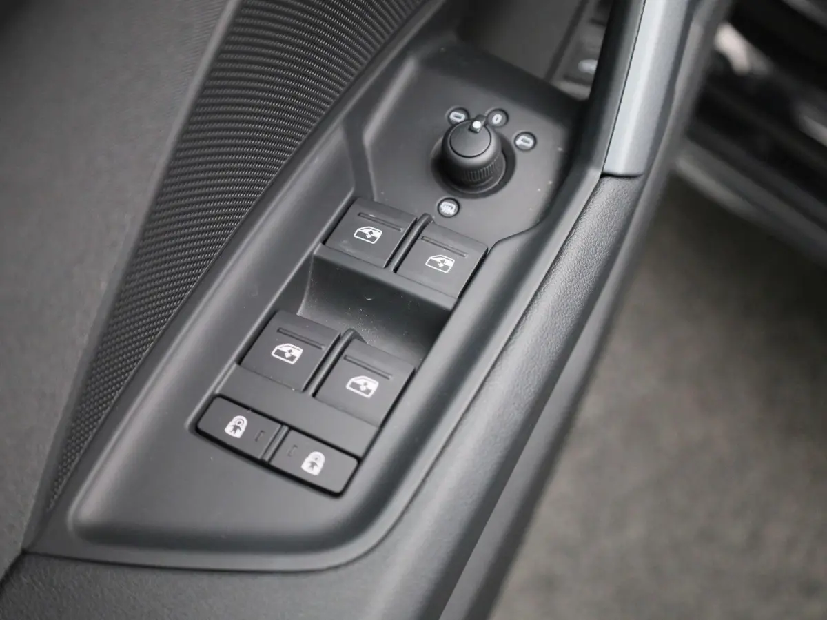 40 TFSI e Advanced edition 204 PK l Adaptive cruise control l Achteruitrijcamera l Stoelverwarming l Climate Control l Navigatie l Apple Carplay / Android Auto l Elektr. instel. bestuurd.sto