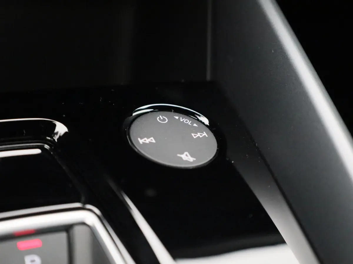 40 TFSI e Advanced edition 204 PK l Adaptive cruise control l Achteruitrijcamera l Stoelverwarming l Climate Control l Navigatie l Apple Carplay / Android Auto l Elektr. instel. bestuurd.sto