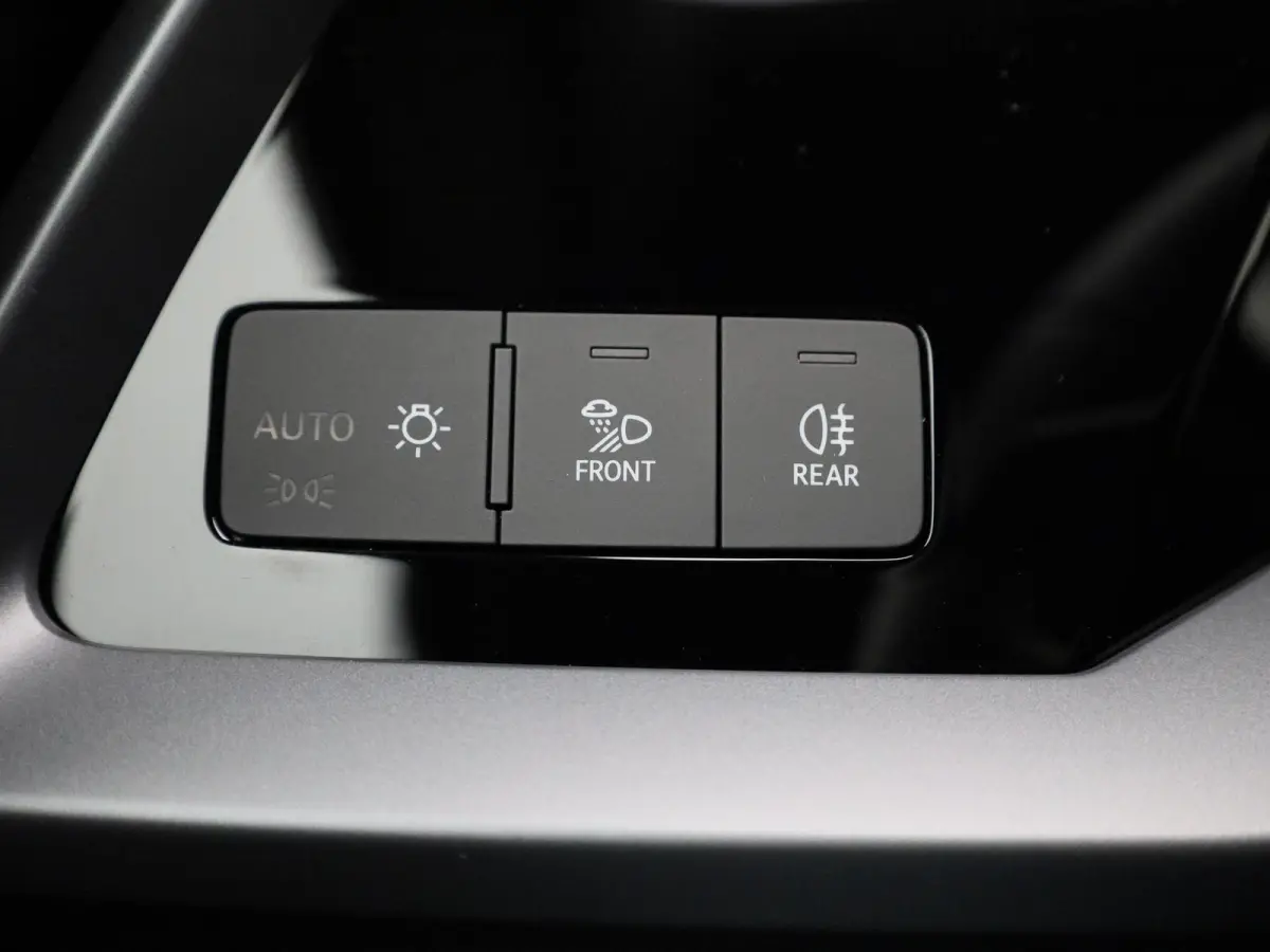 40 TFSI e Advanced edition 204 PK l Adaptive cruise control l Achteruitrijcamera l Stoelverwarming l Climate Control l Navigatie l Apple Carplay / Android Auto l Elektr. instel. bestuurd.sto