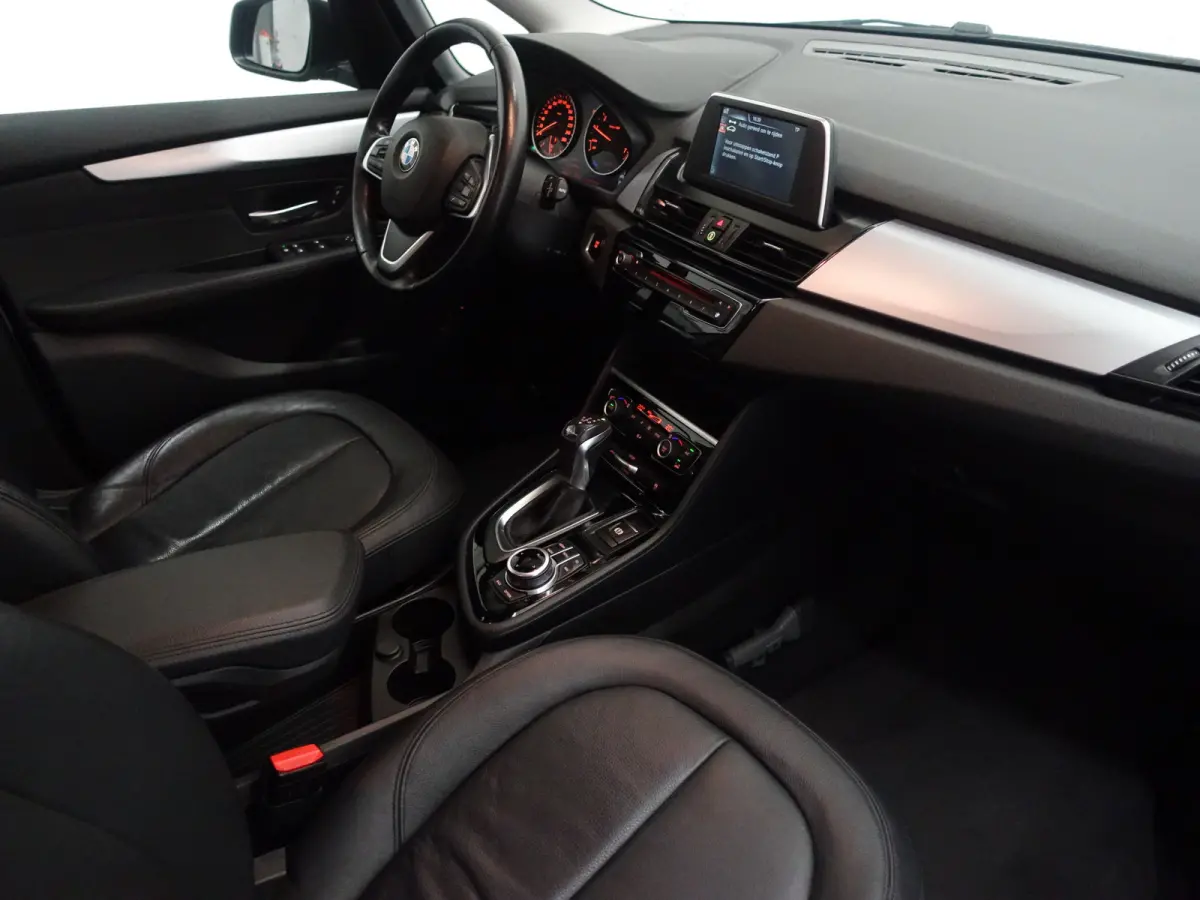 225xe iPerformance High Executive Aut- Park Assist, Xenon Led, Nappa Leder, Navigatie, Clima, Dynamic Select