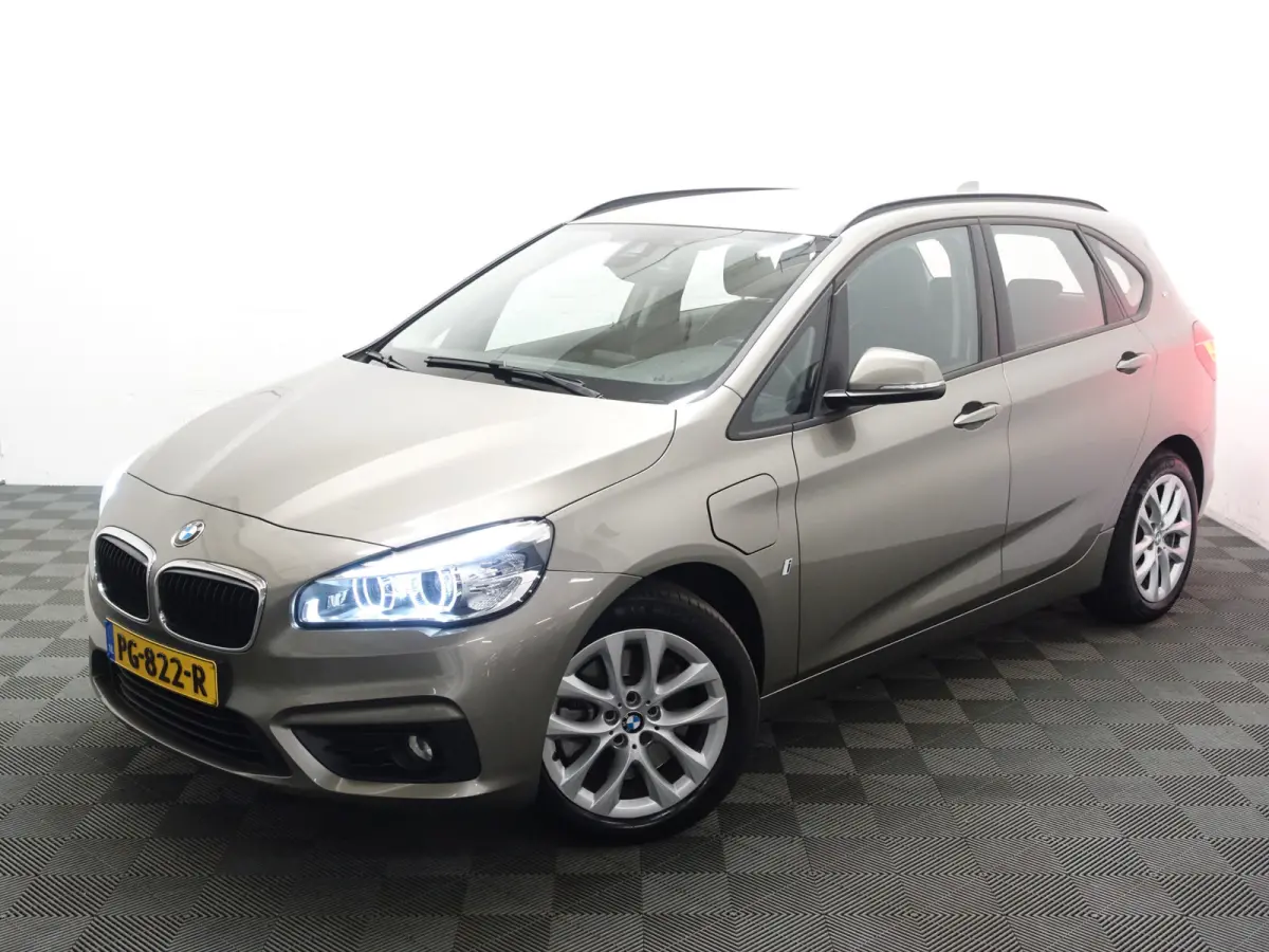 225xe iPerformance High Executive Aut- Park Assist, Xenon Led, Nappa Leder, Navigatie, Clima, Dynamic Select