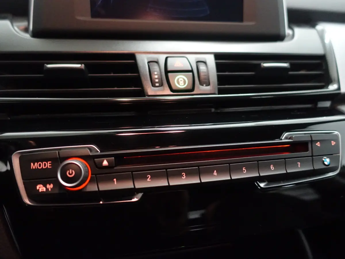 225xe iPerformance High Executive Aut- Park Assist, Xenon Led, Nappa Leder, Navigatie, Clima, Dynamic Select