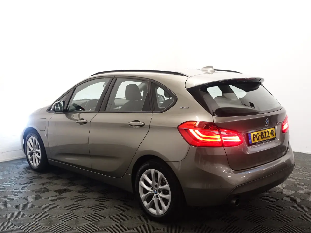 225xe iPerformance High Executive Aut- Park Assist, Xenon Led, Nappa Leder, Navigatie, Clima, Dynamic Select