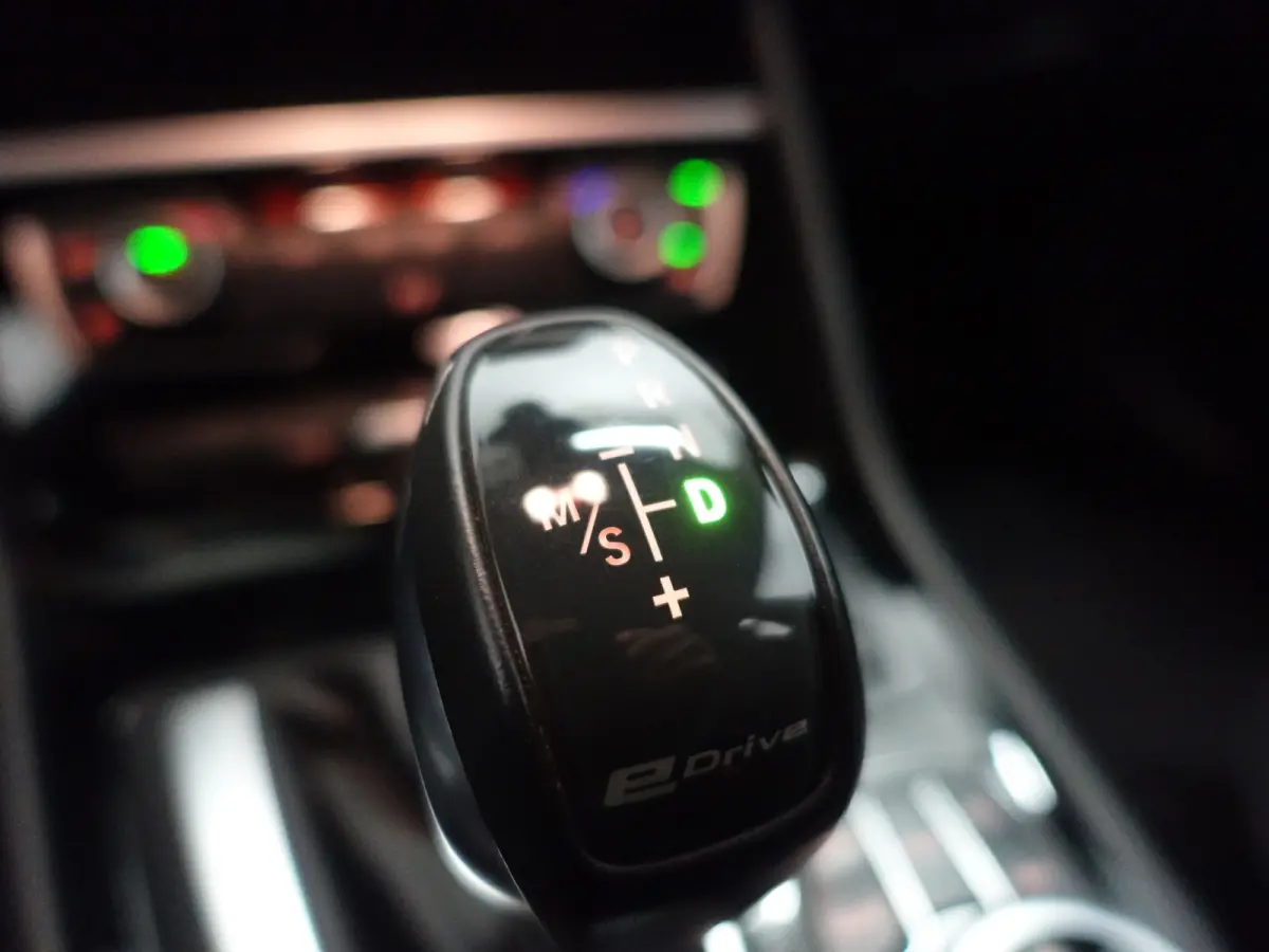 225xe iPerformance High Executive Aut- Park Assist, Xenon Led, Nappa Leder, Navigatie, Clima, Dynamic Select
