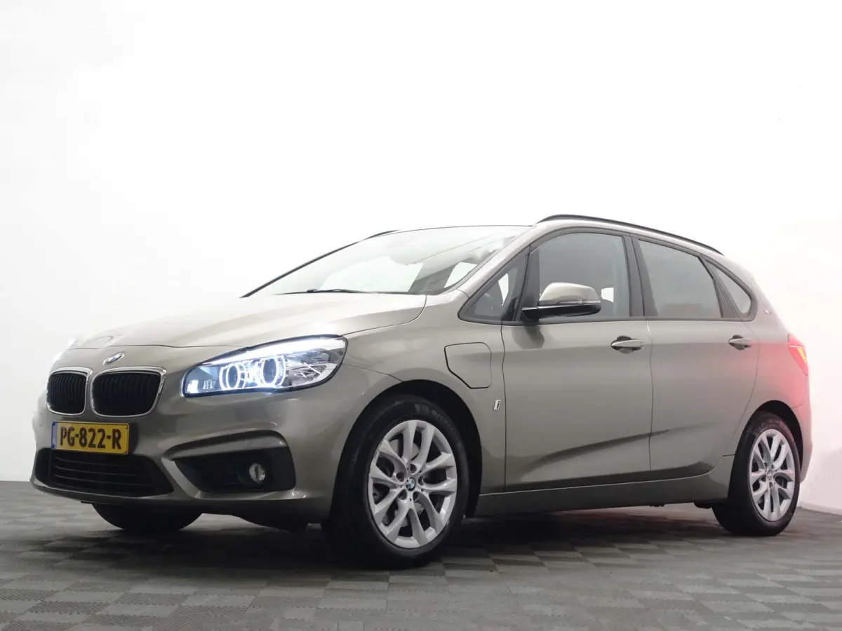 225xe iPerformance High Executive Aut- Park Assist, Xenon Led, Nappa Leder, Navigatie, Clima, Dynamic Select