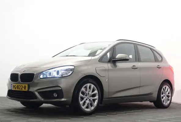 225xe iPerformance High Executive Aut- Park Assist, Xenon Led, Nappa Leder, Navigatie, Clima, Dynamic Select