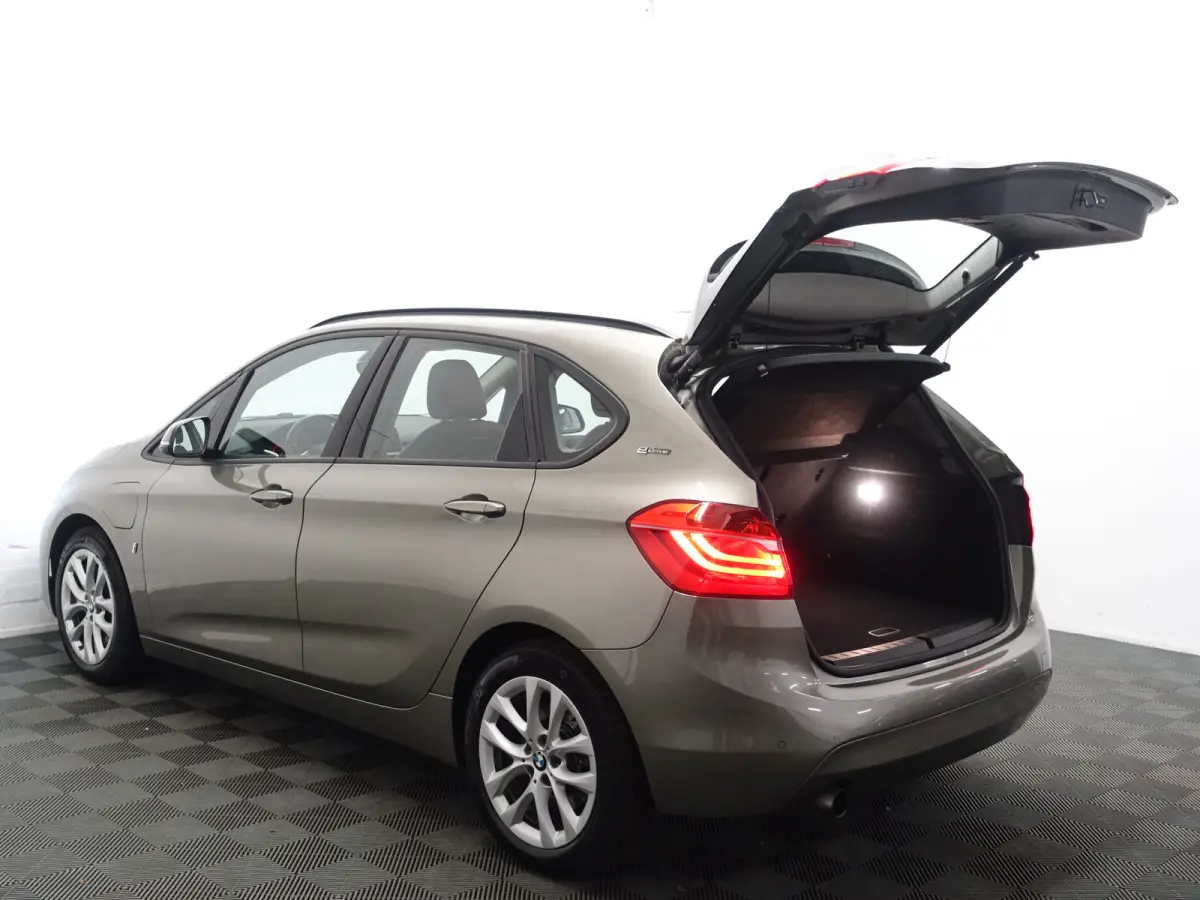 225xe iPerformance High Executive Aut- Park Assist, Xenon Led, Nappa Leder, Navigatie, Clima, Dynamic Select