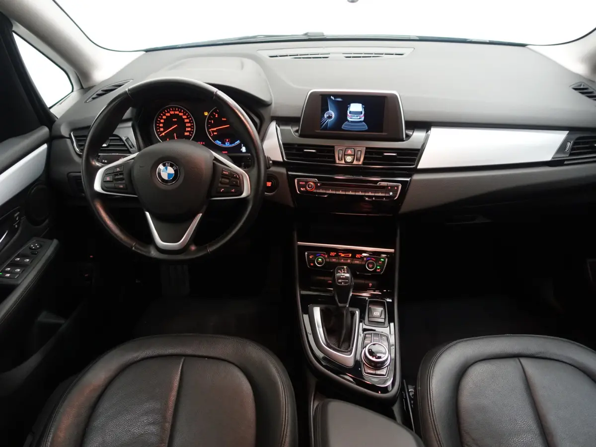 225xe iPerformance High Executive Aut- Park Assist, Xenon Led, Nappa Leder, Navigatie, Clima, Dynamic Select