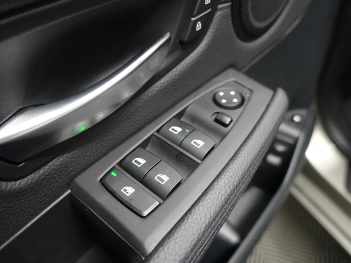 225xe iPerformance High Executive Aut- Park Assist, Xenon Led, Nappa Leder, Navigatie, Clima, Dynamic Select