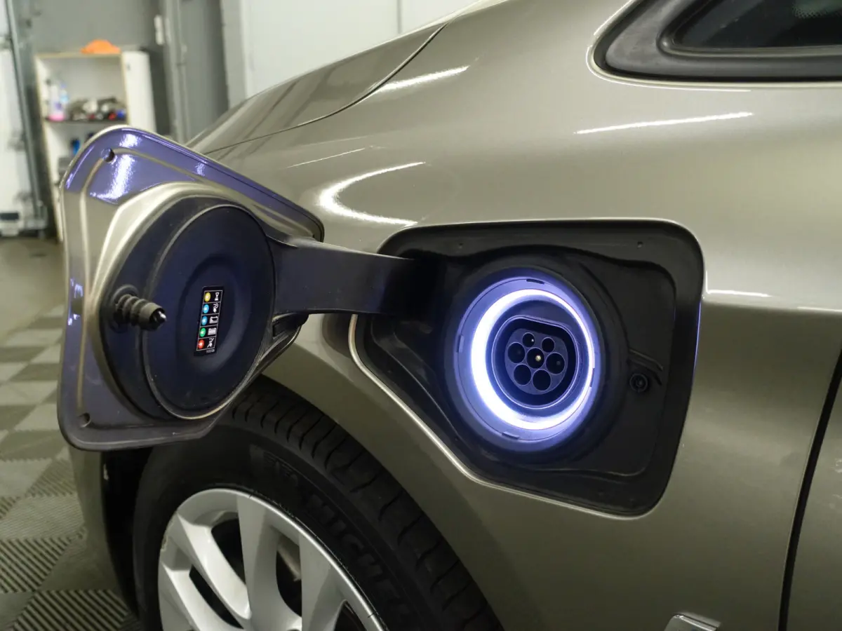 225xe iPerformance High Executive Aut- Park Assist, Xenon Led, Nappa Leder, Navigatie, Clima, Dynamic Select