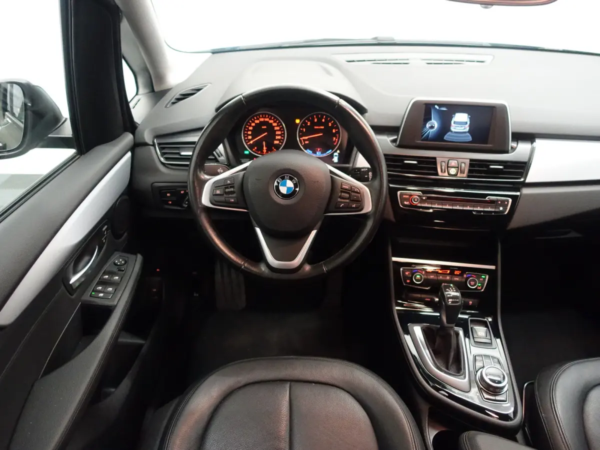 225xe iPerformance High Executive Aut- Park Assist, Xenon Led, Nappa Leder, Navigatie, Clima, Dynamic Select
