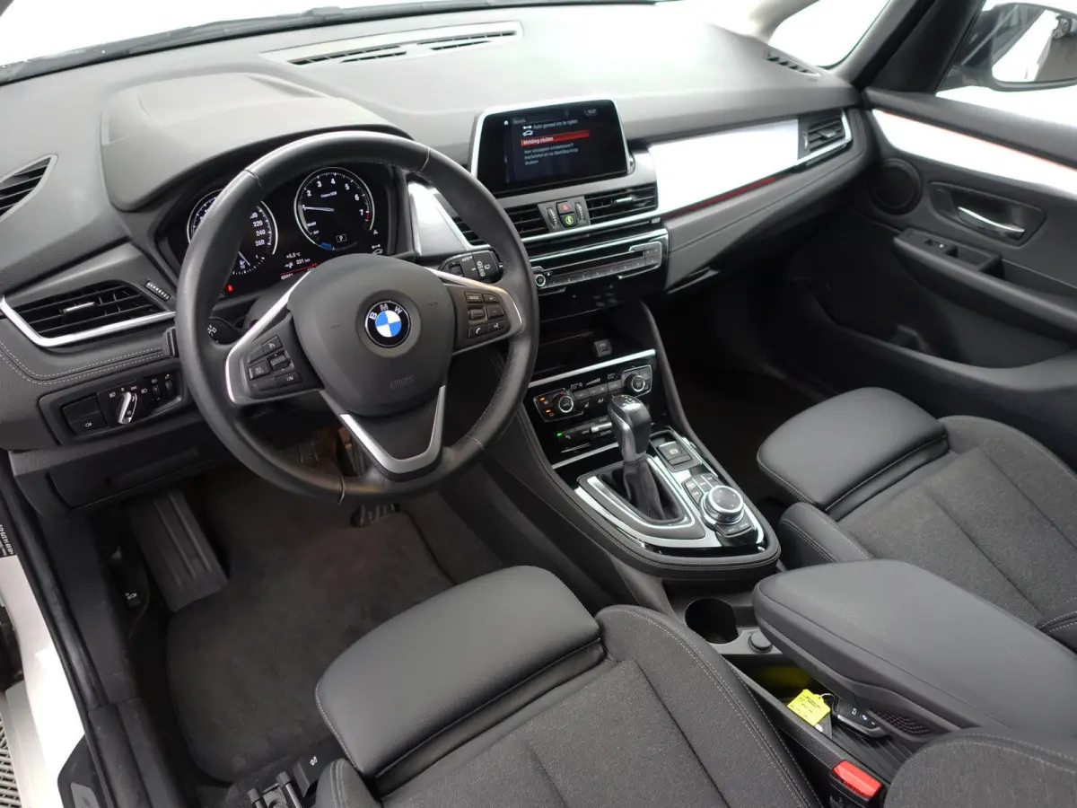 225xe iPerformance High Executive Aut- Xenon Led, Sport Interieur, Park Assist, Virtual Cockpit, Sfeerverlichting