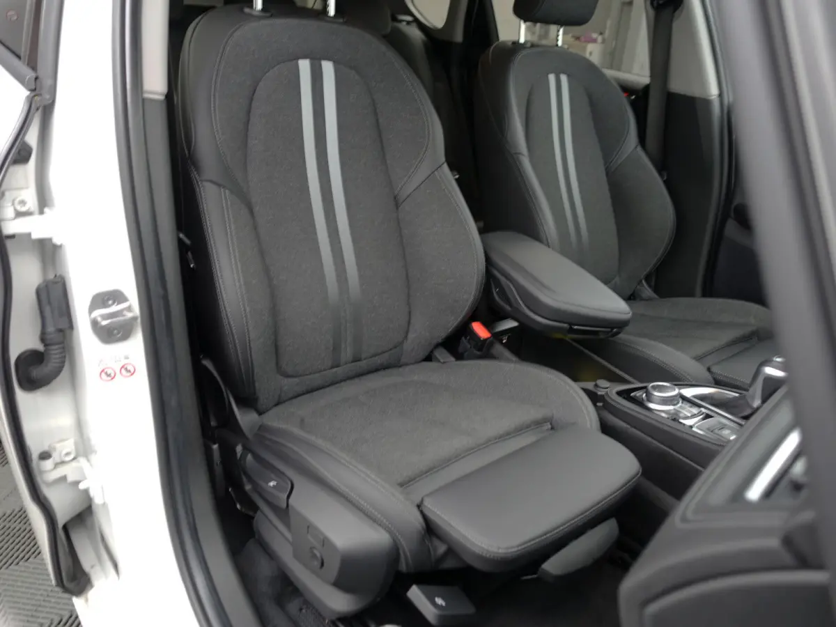 225xe iPerformance High Executive Aut- Xenon Led, Sport Interieur, Park Assist, Virtual Cockpit, Sfeerverlichting