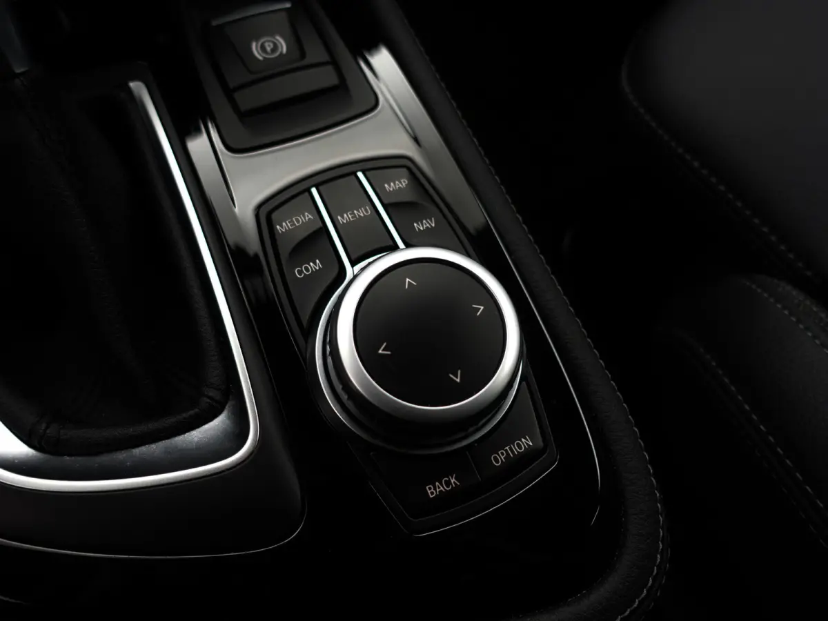 225xe iPerformance High Executive Aut- Xenon Led, Sport Interieur, Park Assist, Virtual Cockpit, Sfeerverlichting