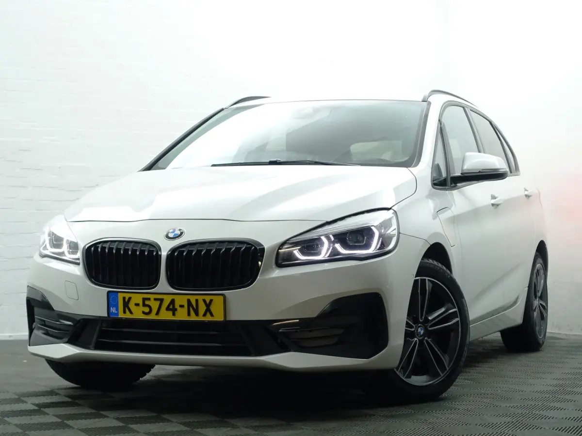225xe iPerformance High Executive Aut- Xenon Led, Sport Interieur, Park Assist, Virtual Cockpit, Sfeerverlichting
