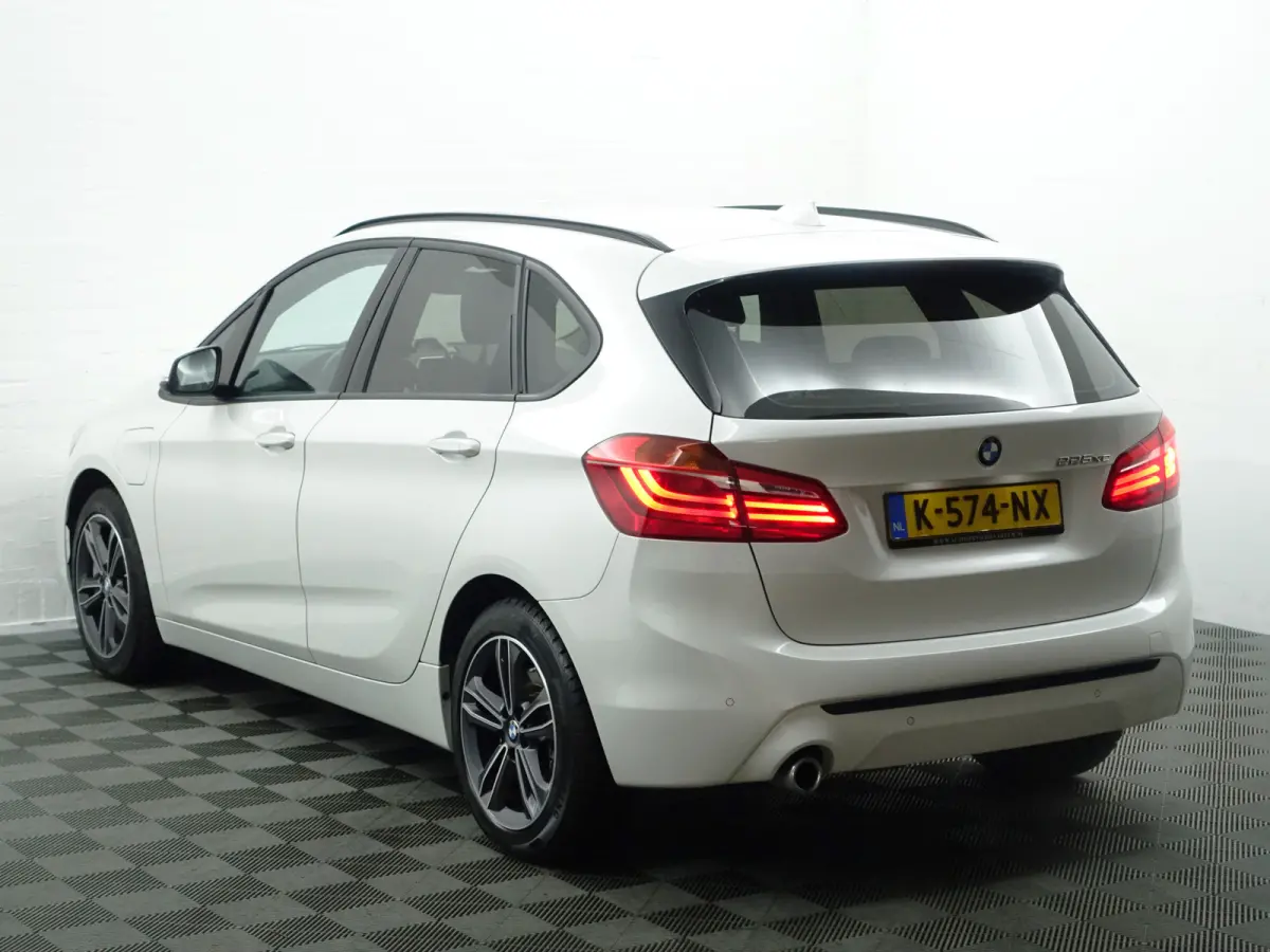 225xe iPerformance High Executive Aut- Xenon Led, Sport Interieur, Park Assist, Virtual Cockpit, Sfeerverlichting