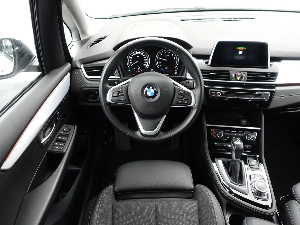 225xe iPerformance High Executive Aut- Xenon Led, Sport Interieur, Park Assist, Virtual Cockpit, Sfeerverlichting