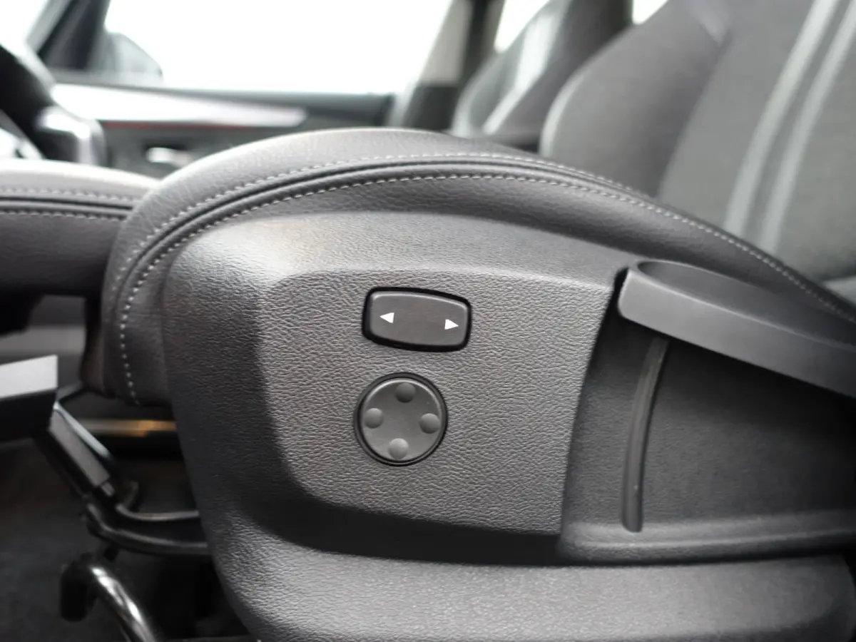 225xe iPerformance High Executive Aut- Xenon Led, Sport Interieur, Park Assist, Virtual Cockpit, Sfeerverlichting