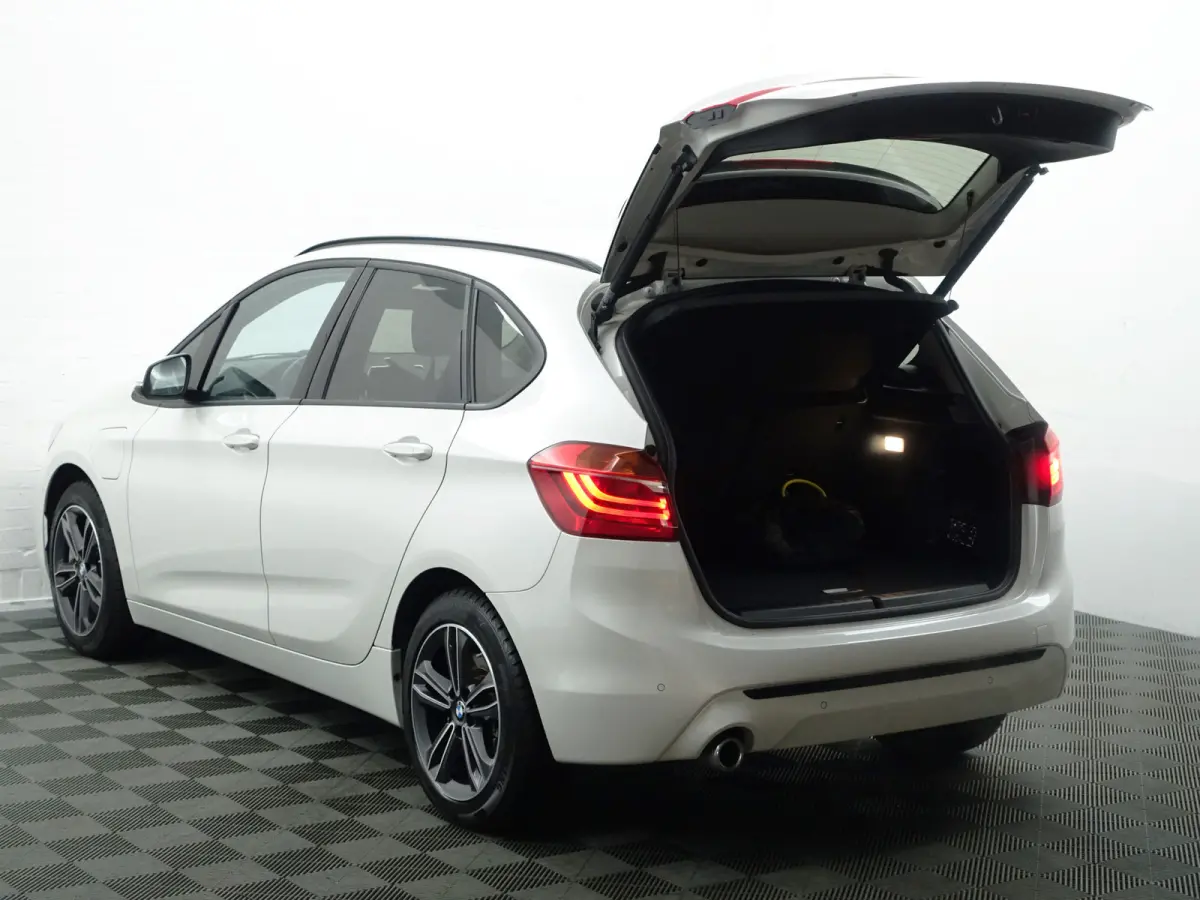 225xe iPerformance High Executive Aut- Xenon Led, Sport Interieur, Park Assist, Virtual Cockpit, Sfeerverlichting