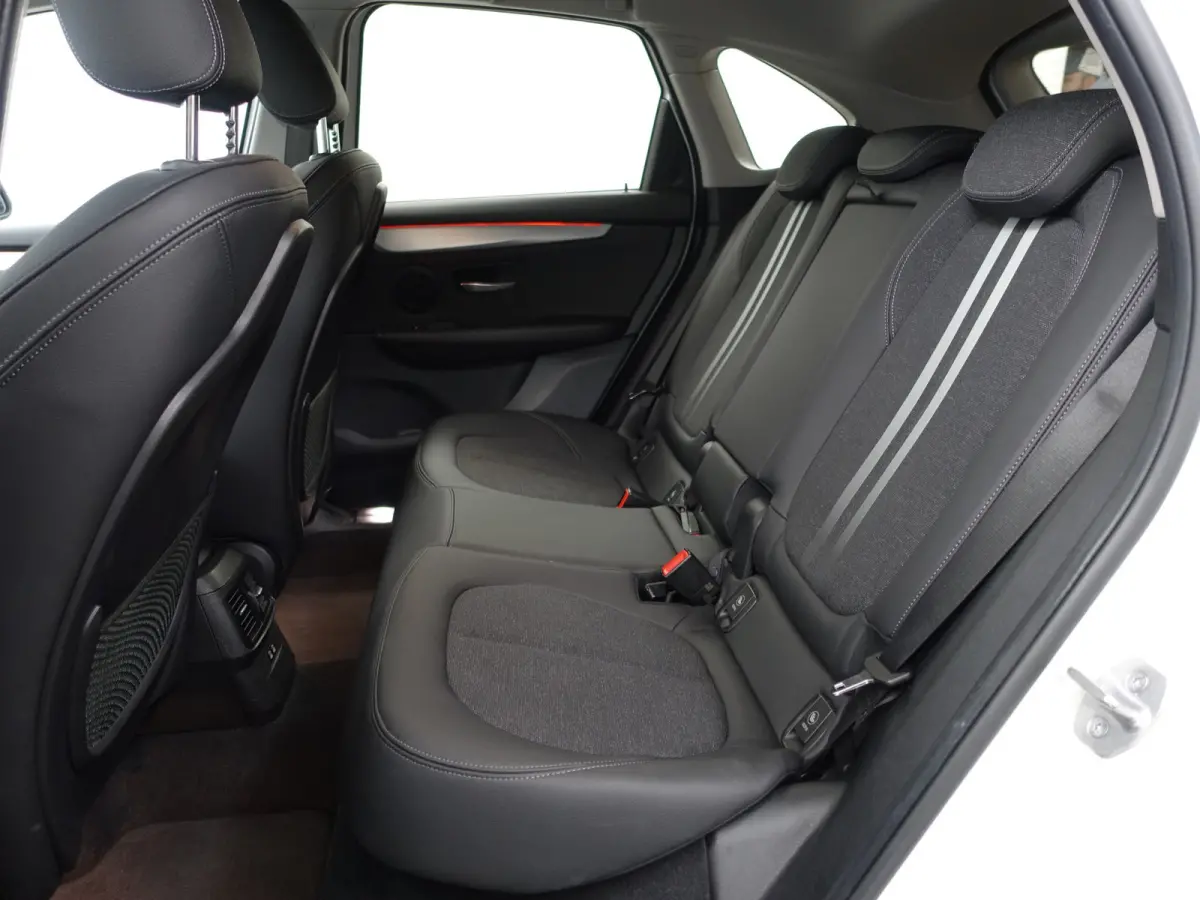 225xe iPerformance High Executive Aut- Xenon Led, Sport Interieur, Park Assist, Virtual Cockpit, Sfeerverlichting