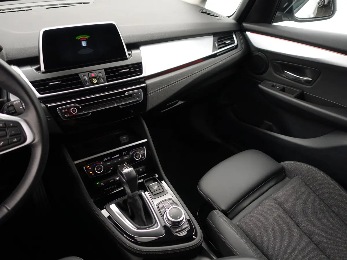 225xe iPerformance High Executive Aut- Xenon Led, Sport Interieur, Park Assist, Virtual Cockpit, Sfeerverlichting