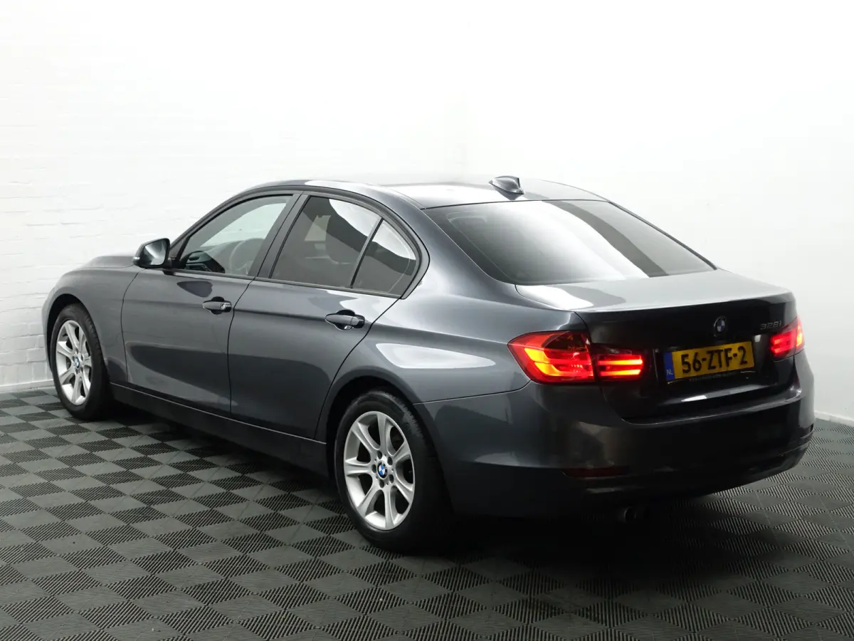 328i High Executive Aut- NAP 77dkm, Xenon Led, Park Assist, Dynamic Select, Carbon Pakket