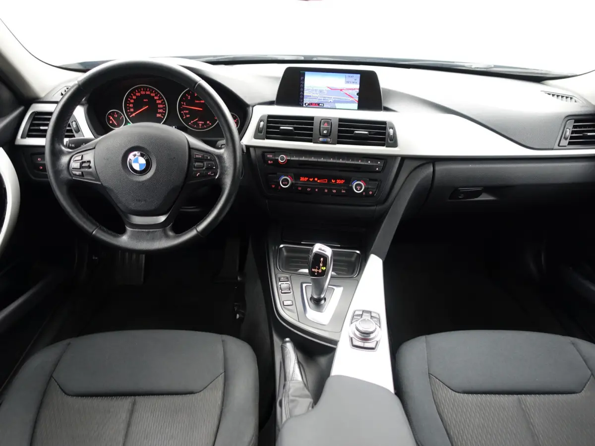 328i 245pk High Executive Aut- Xenon Led, Park Assist, Navi, Clima, Dynamic Select, Sfeerverlichting