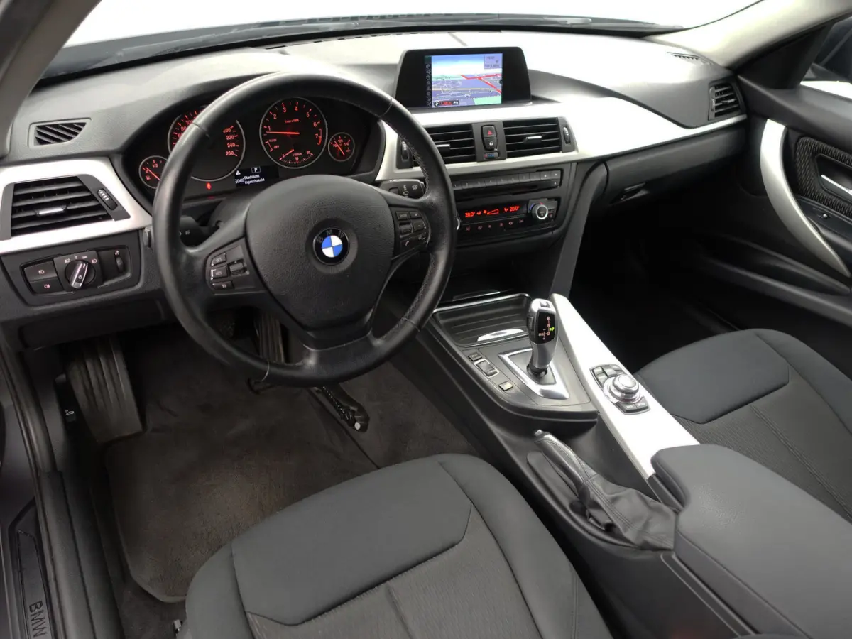 328i 245pk High Executive Aut- Xenon Led, Park Assist, Navi, Clima, Dynamic Select, Sfeerverlichting
