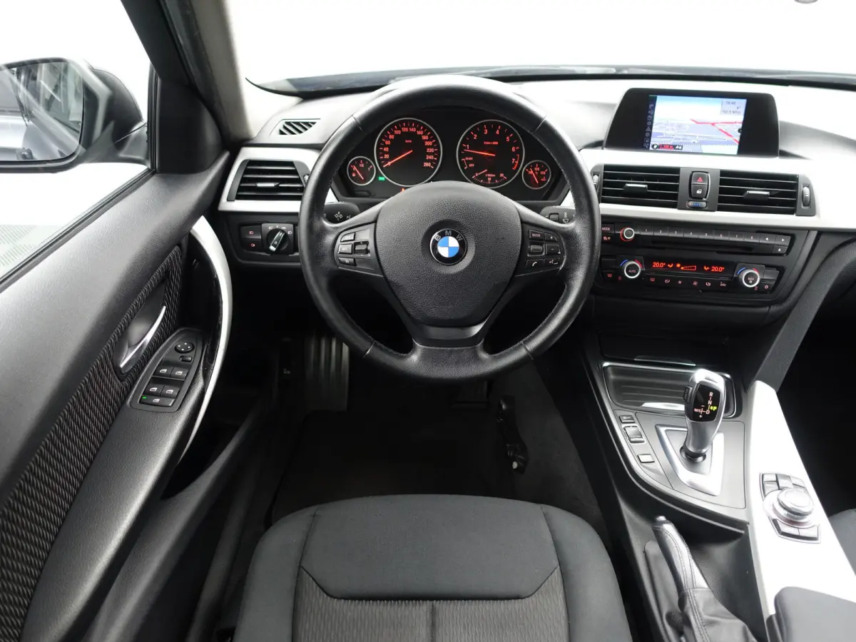 328i 245pk High Executive Aut- Xenon Led, Park Assist, Navi, Clima, Dynamic Select, Sfeerverlichting