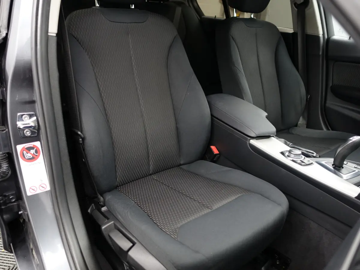 328i 245pk High Executive Aut- Xenon Led, Park Assist, Navi, Clima, Dynamic Select, Sfeerverlichting