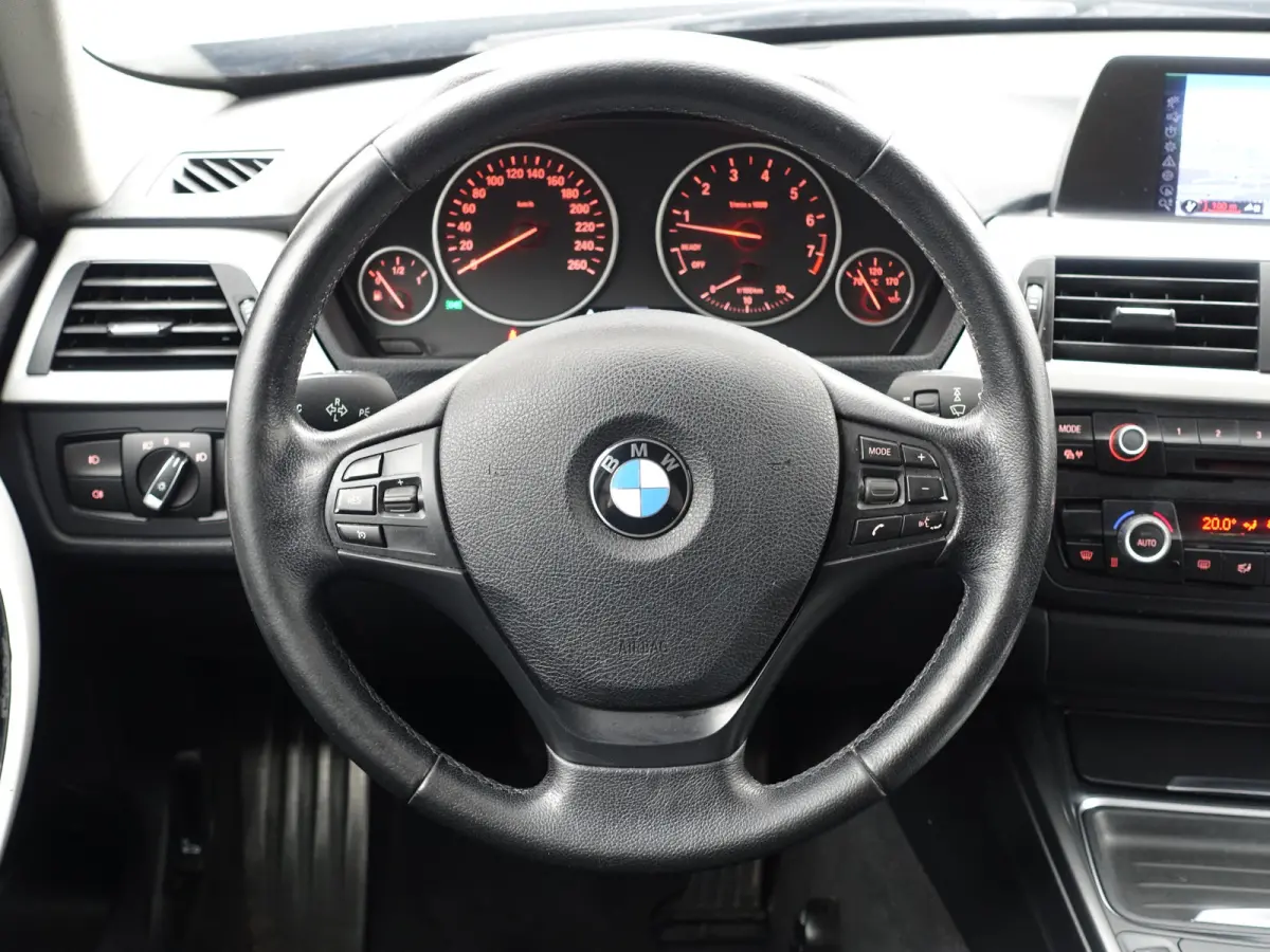 328i 245pk High Executive Aut- Xenon Led, Park Assist, Navi, Clima, Dynamic Select, Sfeerverlichting