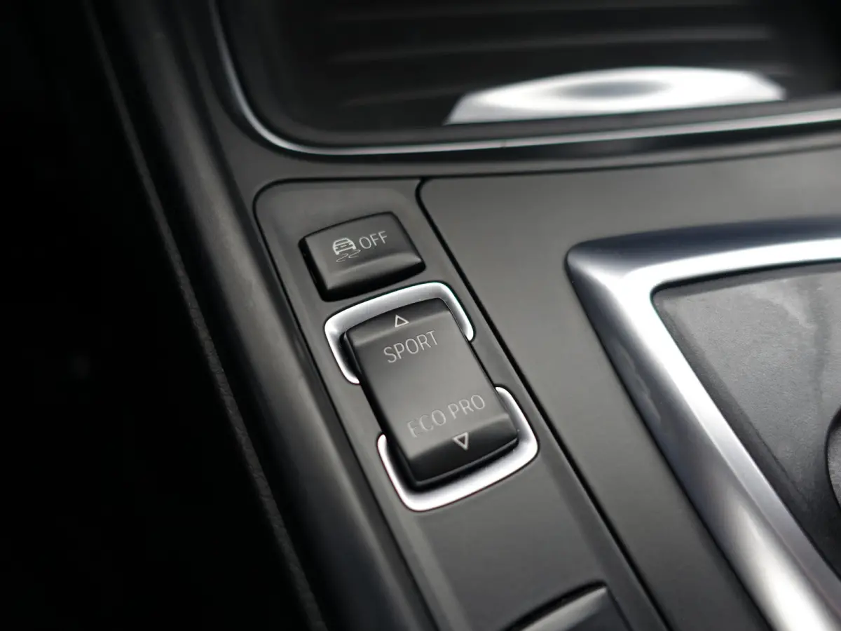 328i 245pk High Executive Aut- Xenon Led, Park Assist, Navi, Clima, Dynamic Select, Sfeerverlichting