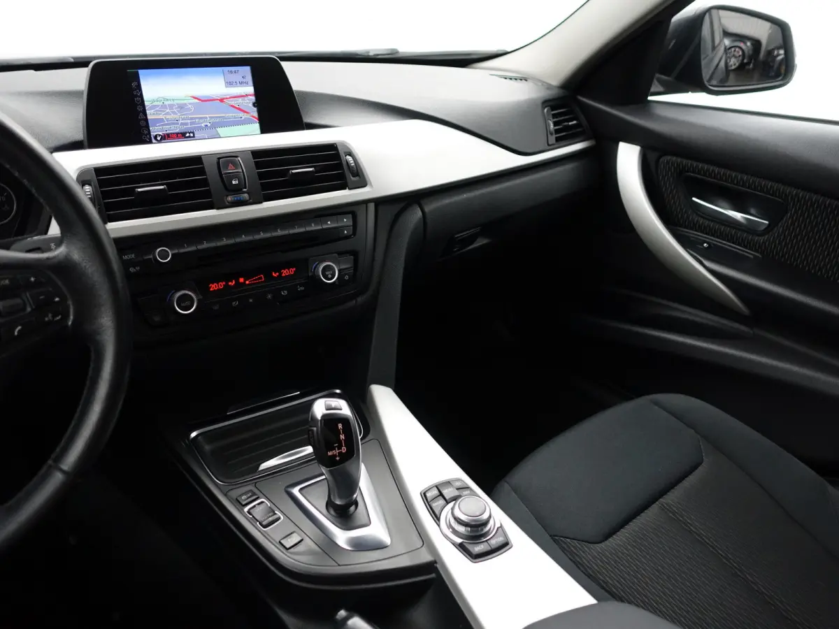 328i 245pk High Executive Aut- Xenon Led, Park Assist, Navi, Clima, Dynamic Select, Sfeerverlichting