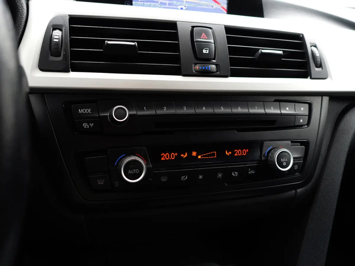 328i 245pk High Executive Aut- Xenon Led, Park Assist, Navi, Clima, Dynamic Select, Sfeerverlichting