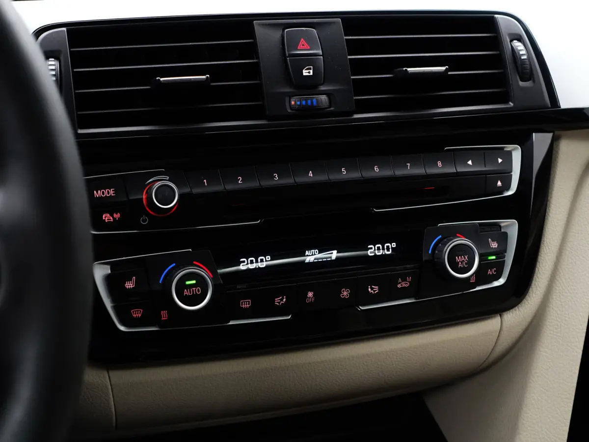 330e M Performance Aut- Schuifdak, Harman Kardon, Head Up, Lane Assist, 360 Camera, Sfeerverlichting, Xenon Led