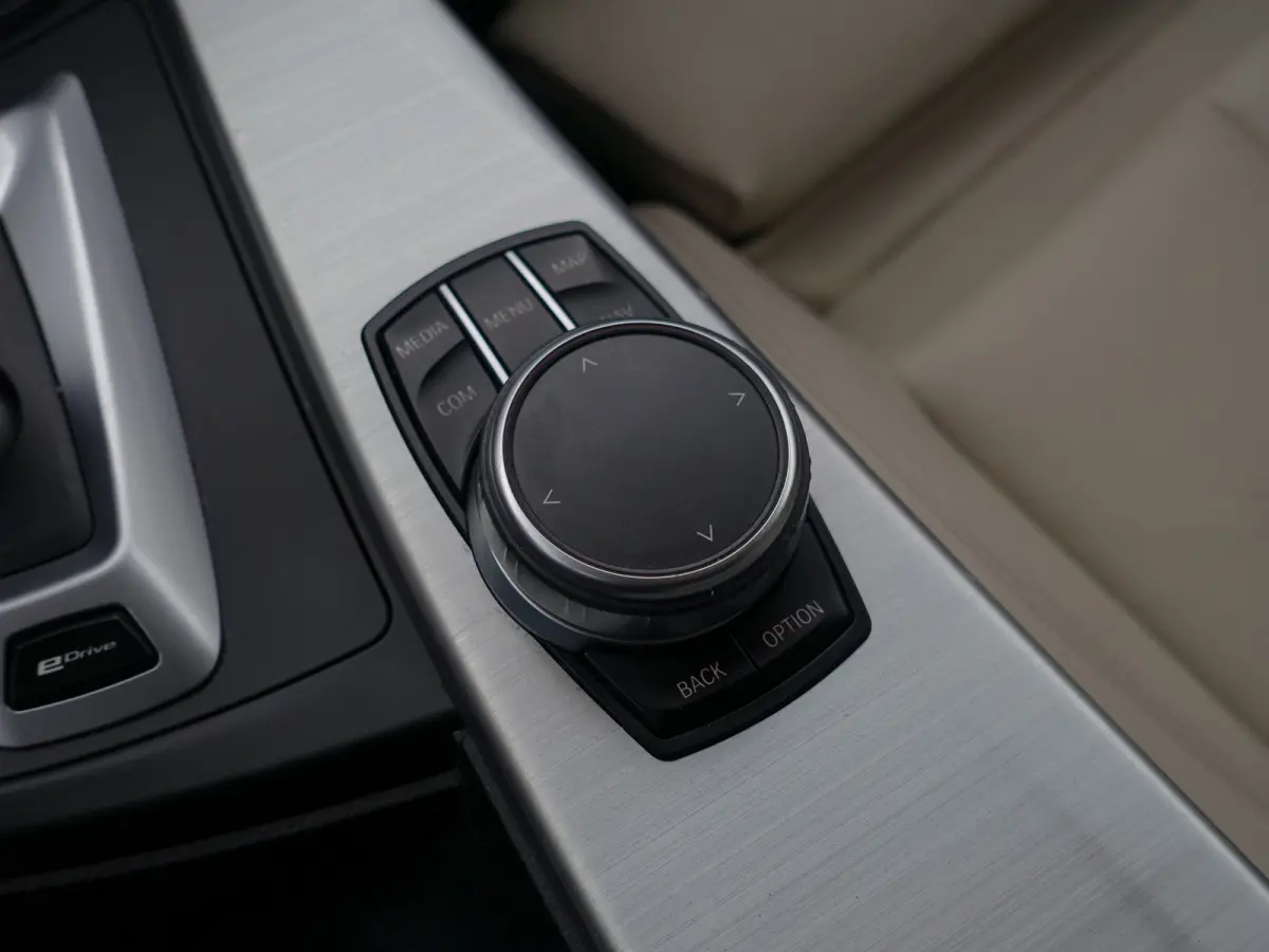330e M Performance Aut- Schuifdak, Harman Kardon, Head Up, Lane Assist, 360 Camera, Sfeerverlichting, Xenon Led