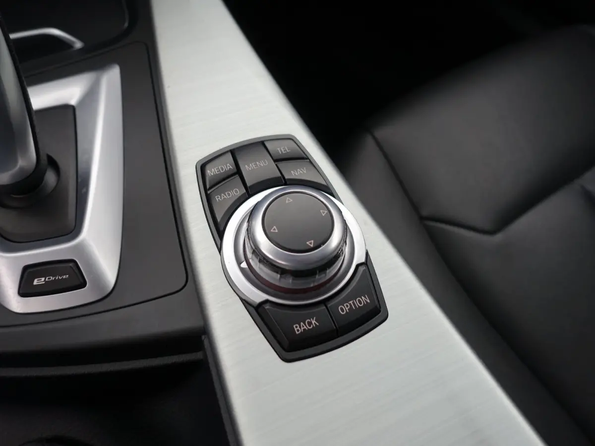 330e M Sport Aut- Schuifdak, Xenon Led, Park Assist, Sfeerverlichting, Leder Interieur, Navi pro