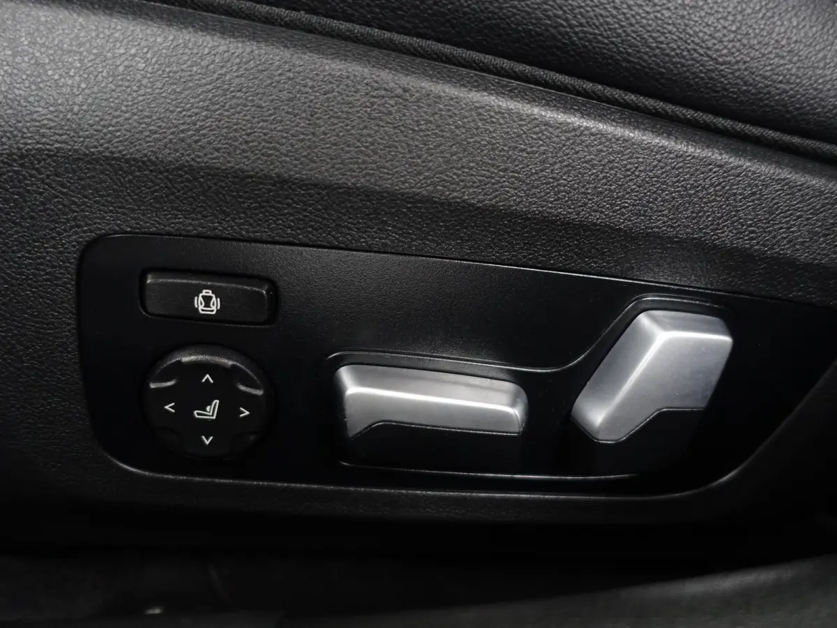 330e M Sport- Schuifdak, Laser Led, Stuur/Stoelverwarming, Head Up, Memory Seats, Sfeerverlichting