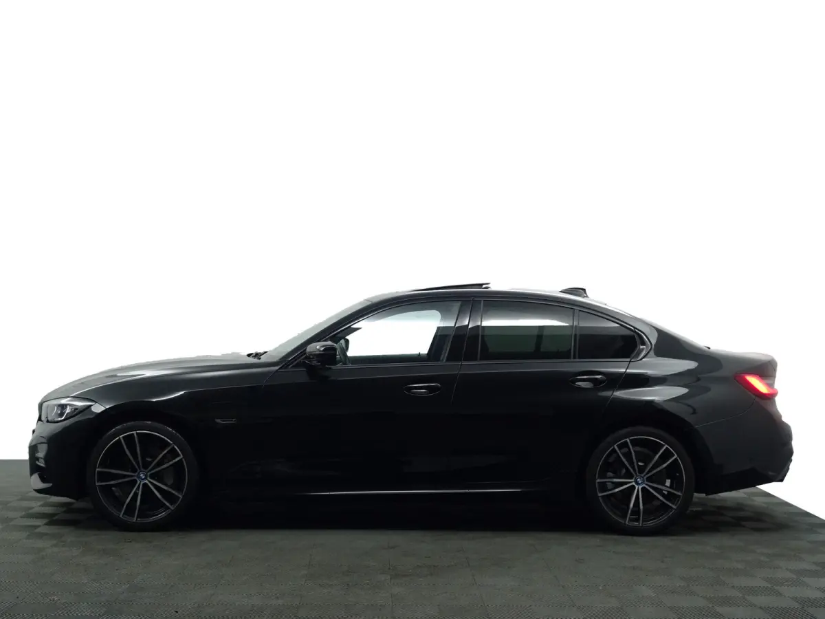 330e M Sport- Schuifdak, Laser Led, Stuur/Stoelverwarming, Head Up, Memory Seats, Sfeerverlichting