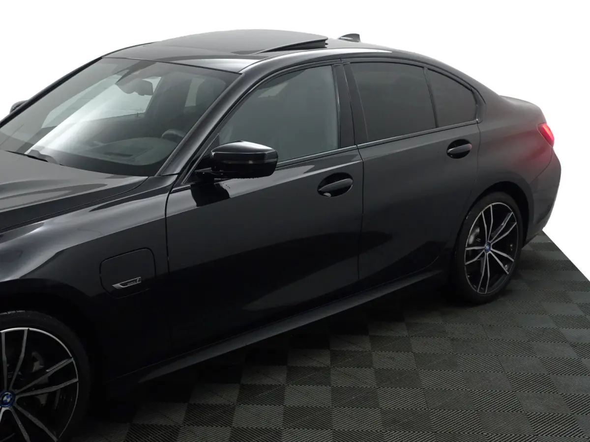 330e M Sport- Schuifdak, Laser Led, Stuur/Stoelverwarming, Head Up, Memory Seats, Sfeerverlichting